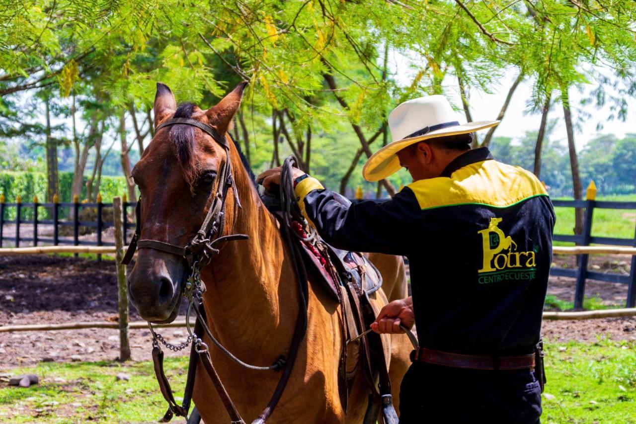 Hotel Campestre La Potra Apiay ภายนอก รูปภาพ